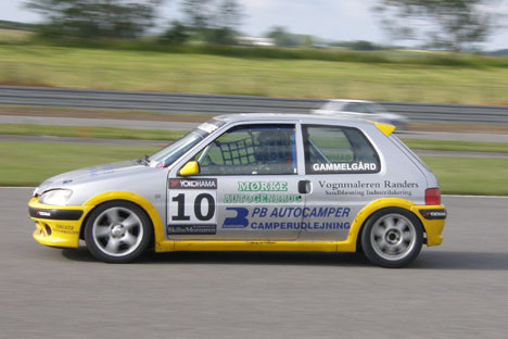 John Gammelgård i sin Peugeot 106 Rally.